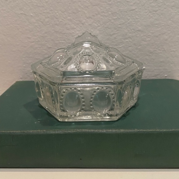 Vintage L.E. Smith Victorian Beaded Glass Hexagonal Trinket Box - Picture 1 of 8